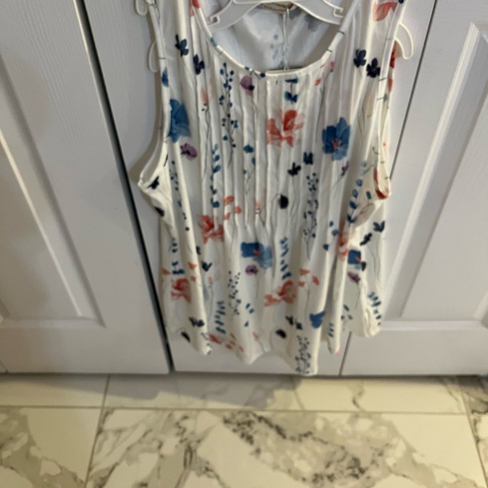 Sleeveless Floral Blouse in White and Blue